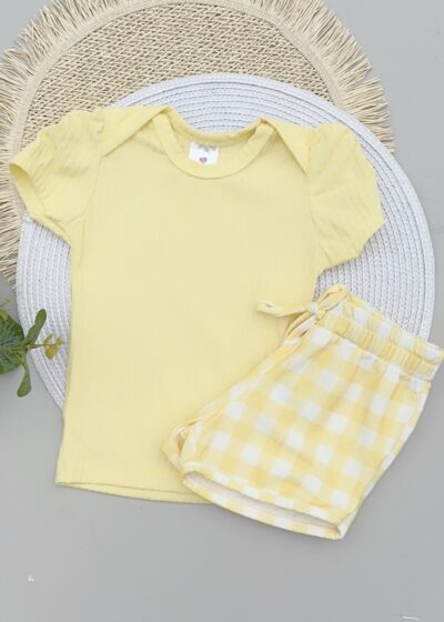 Conjunto Blusa Amarelo Manga Bufante e Shorts Quadriculado