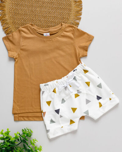 Conjunto Camiseta Long Line Curta Bebê Marrom e Bermuda Saruel MoleCotton Triângulo